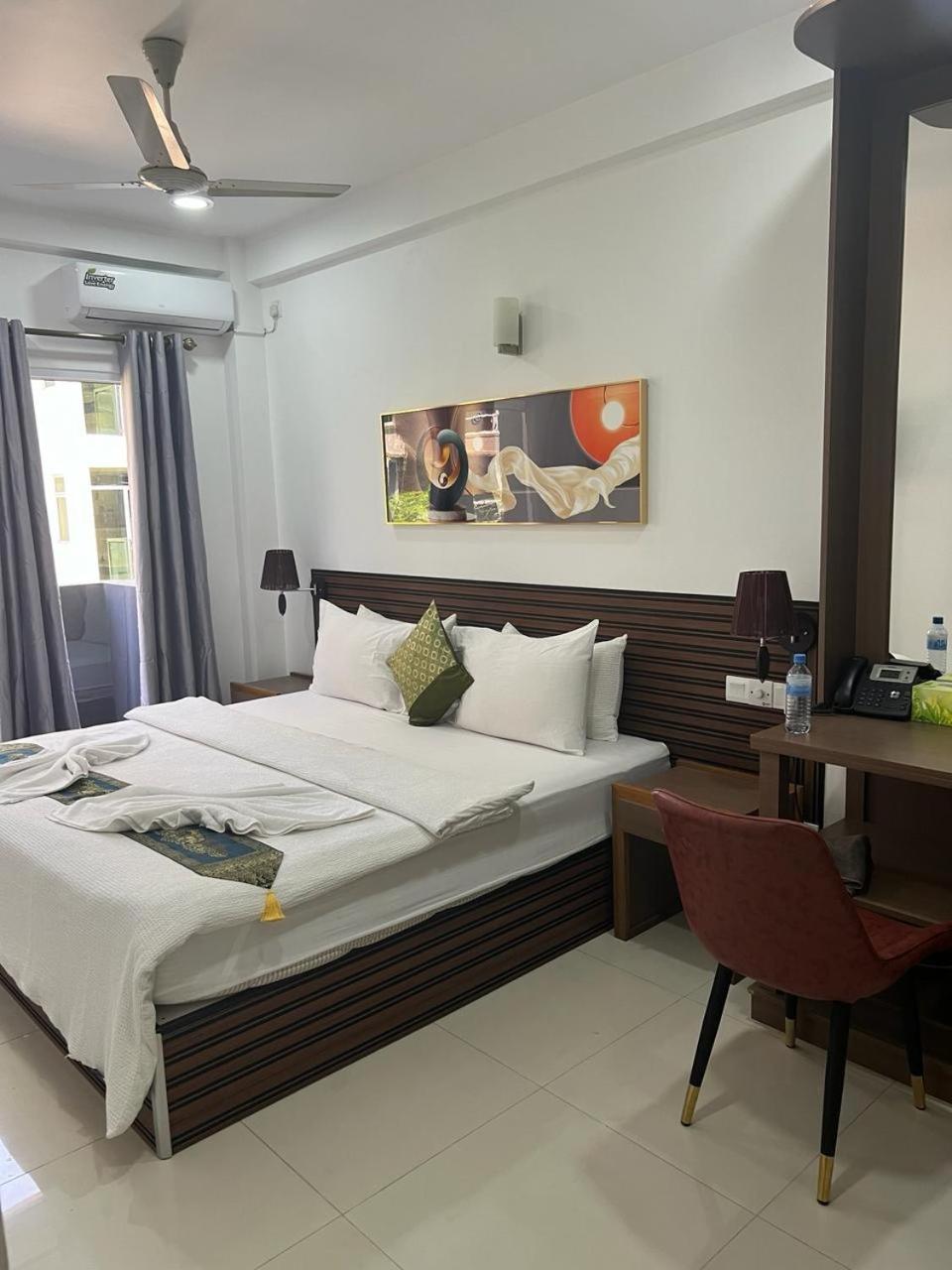 Hs Miracle Grand Hotell Hulhumale Exteriör bild
